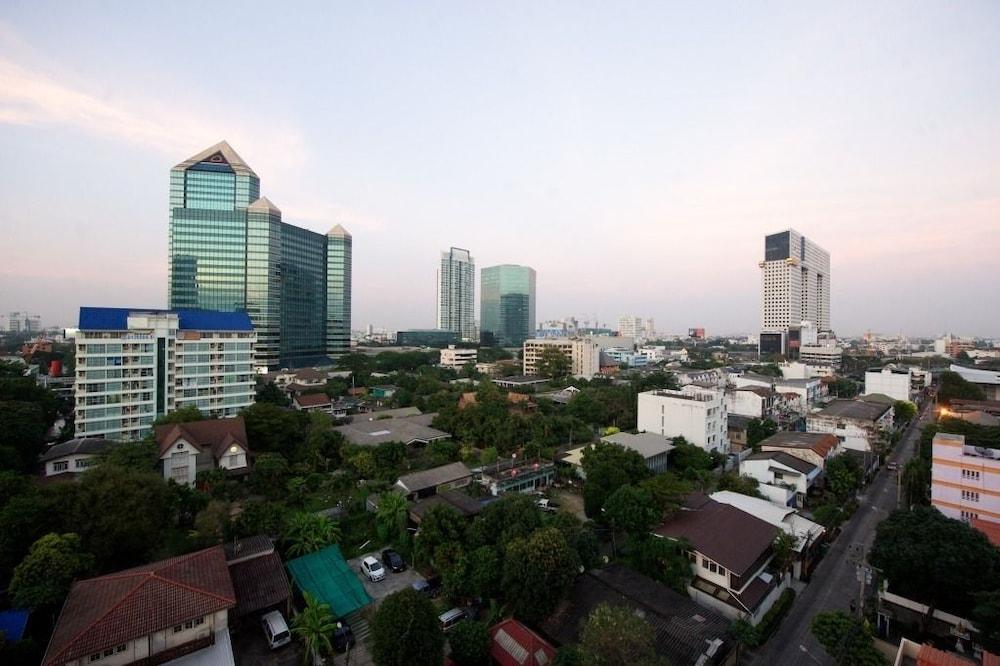Отель Poonchock Mansion Бангкок Экстерьер фото